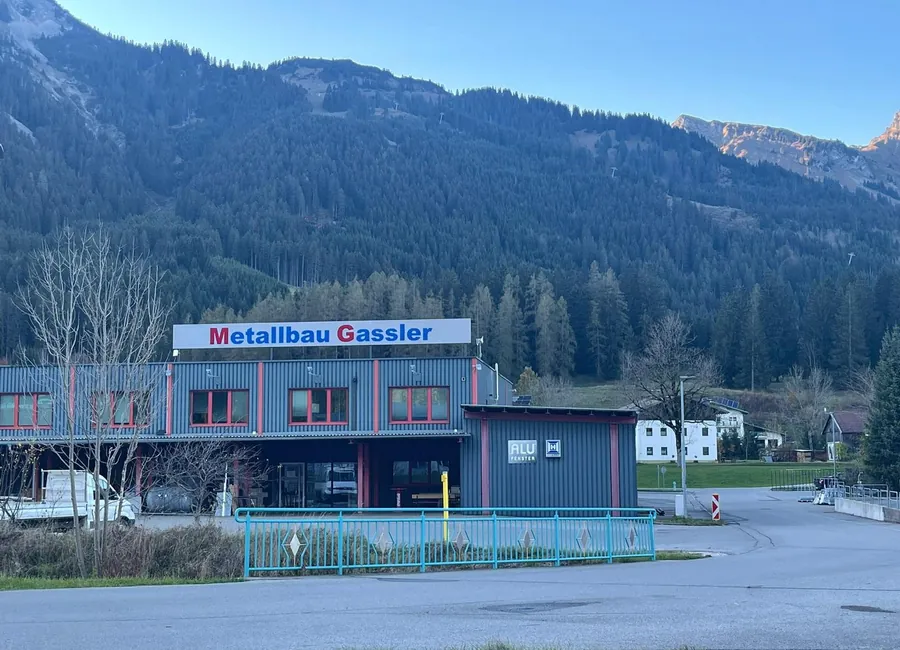 Beschriftetes Firmenfahrzeug