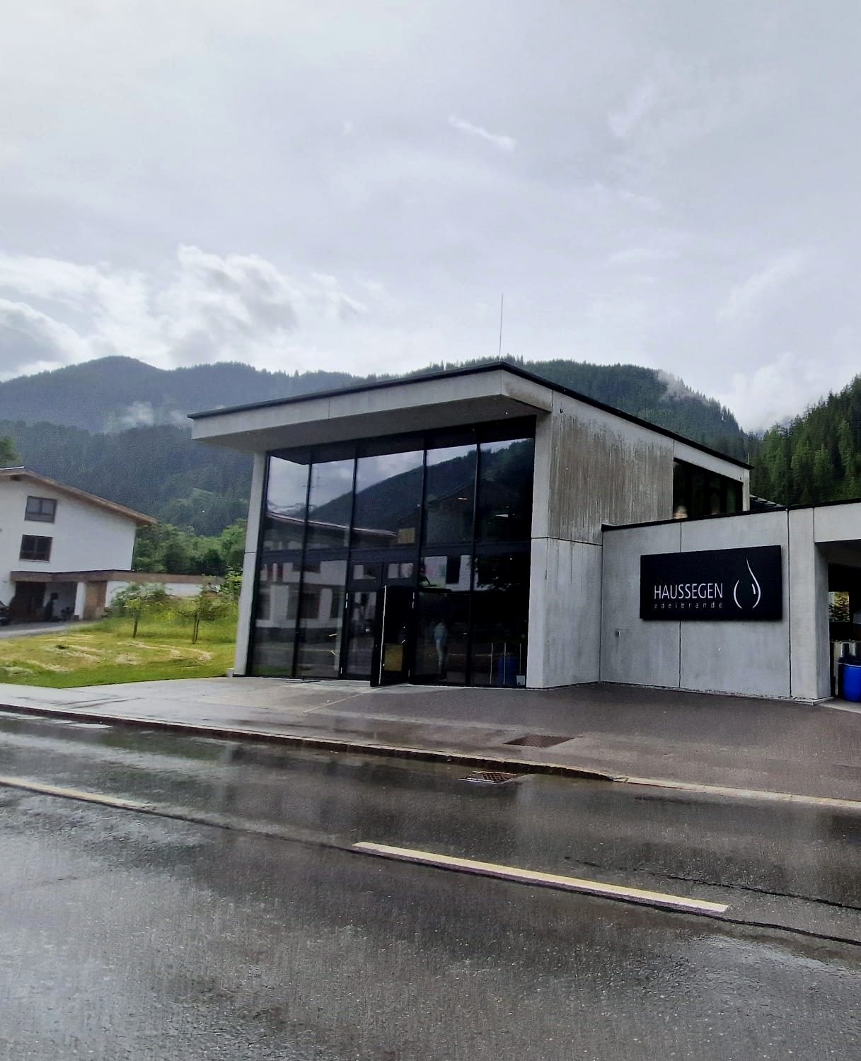 Pfosten-Riegel-Konstruktion schwarz