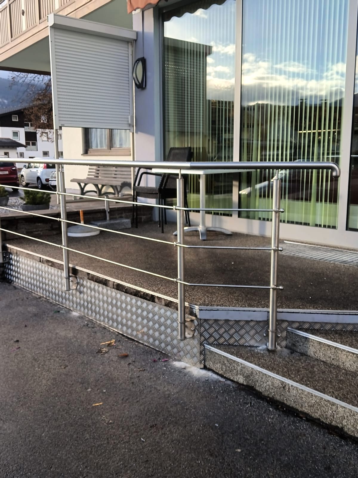 Sockelverblechung aus Aluminium mit Warzenstruktur