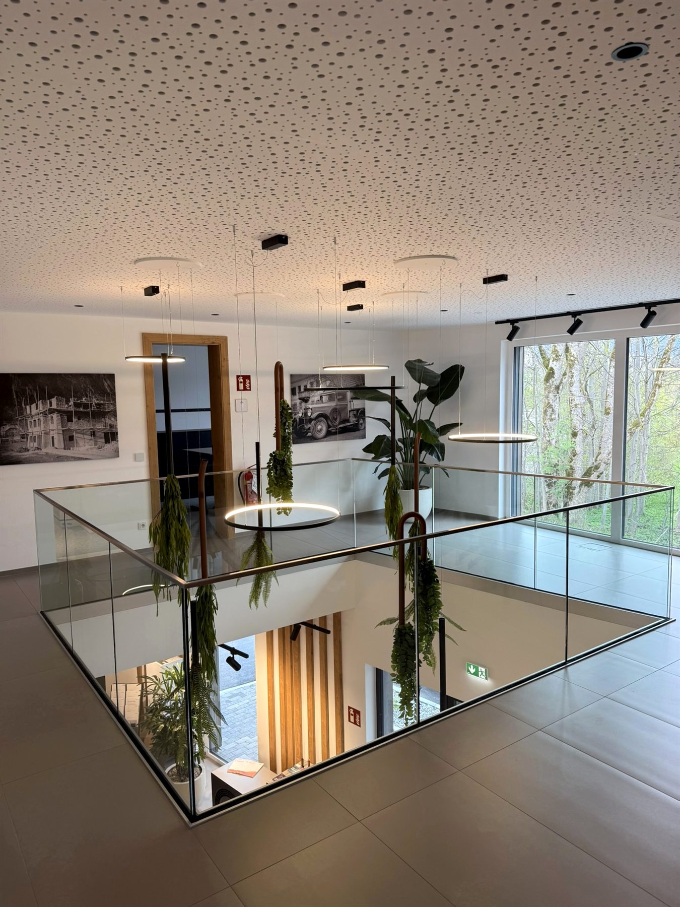 Ganzglasgeländer entlang einer Galerie