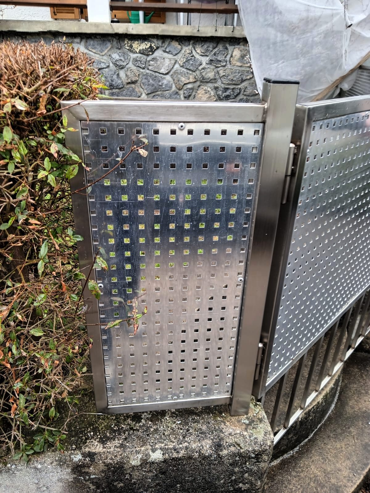 Edelstahlzaun mit lasergeschnittenen Platten