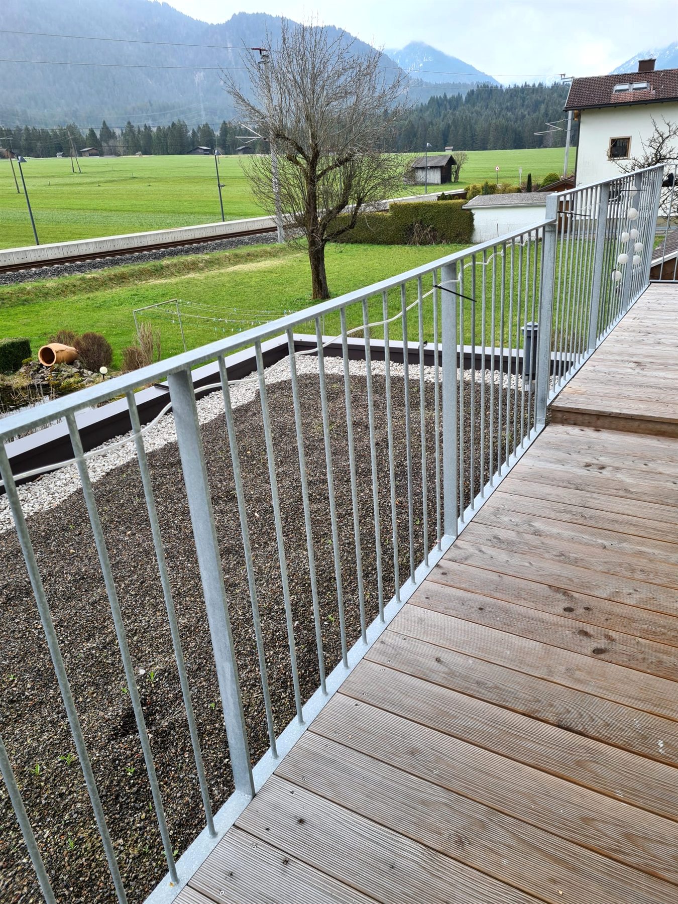 Feuerverzinktes Balkongeländer aus Flachstahl
