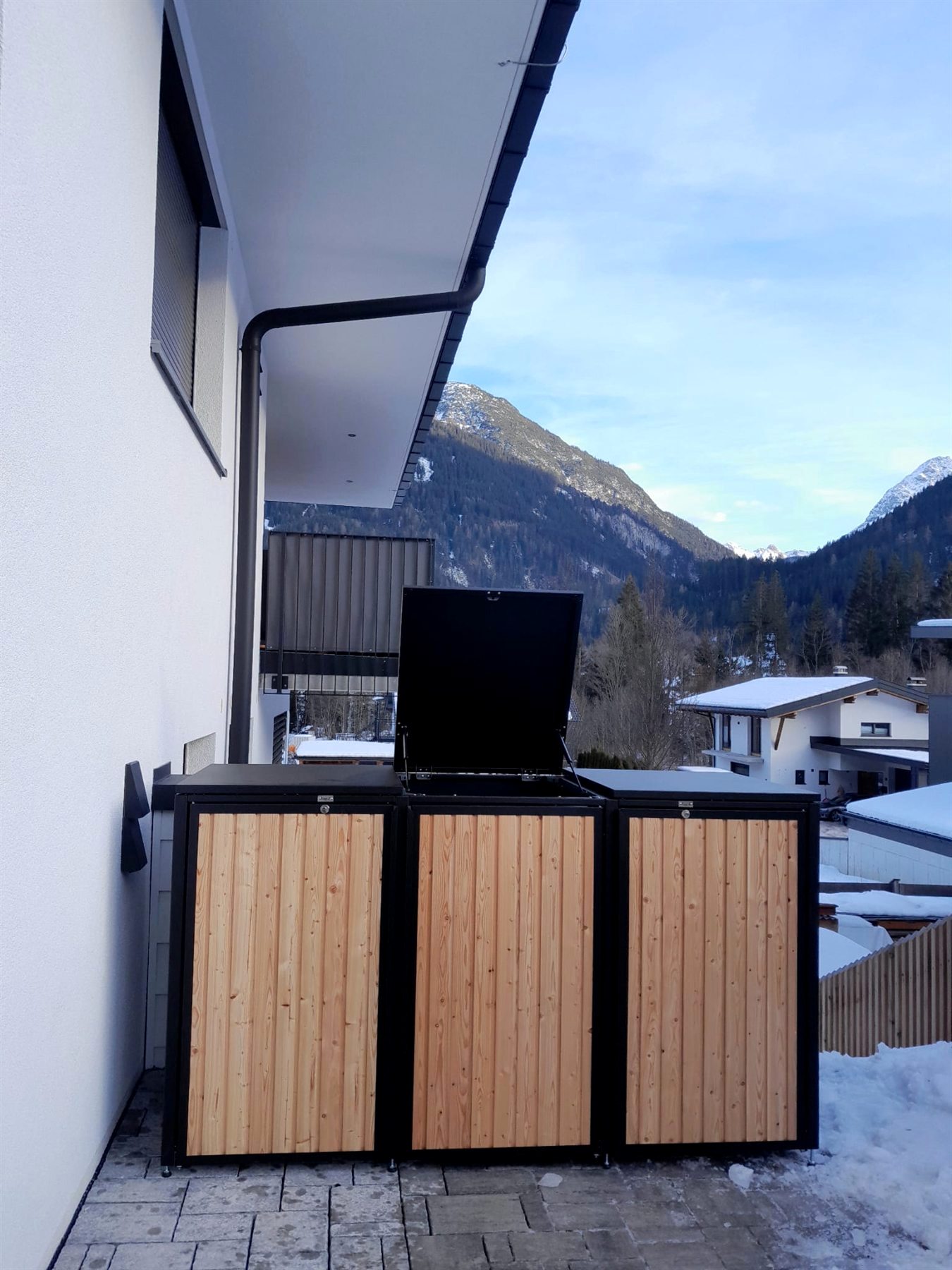 Pulverbeschichtete Müllbox mit Holzverkleidung