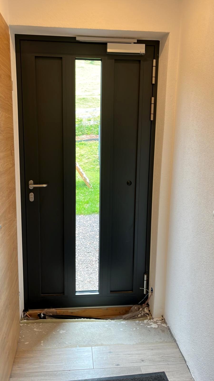 Haustüre mit Glasausschnitt und Sicherheitsschloss