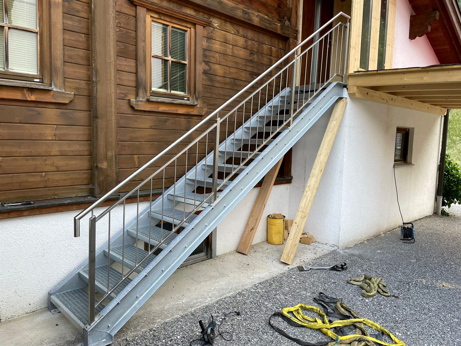 Gitterrosttreppe verzinkt mit Edelstahlgeländer