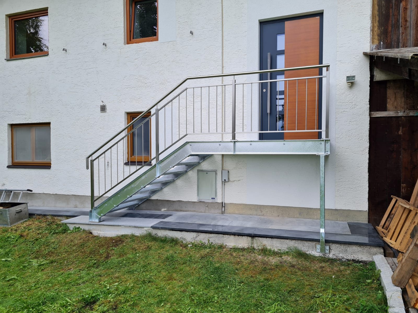 Stiege mit Edelstahlgeländer