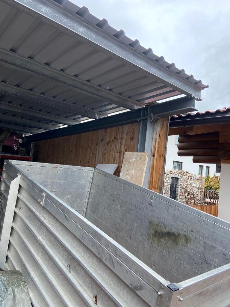 Carport aus Stahlkonstruktion