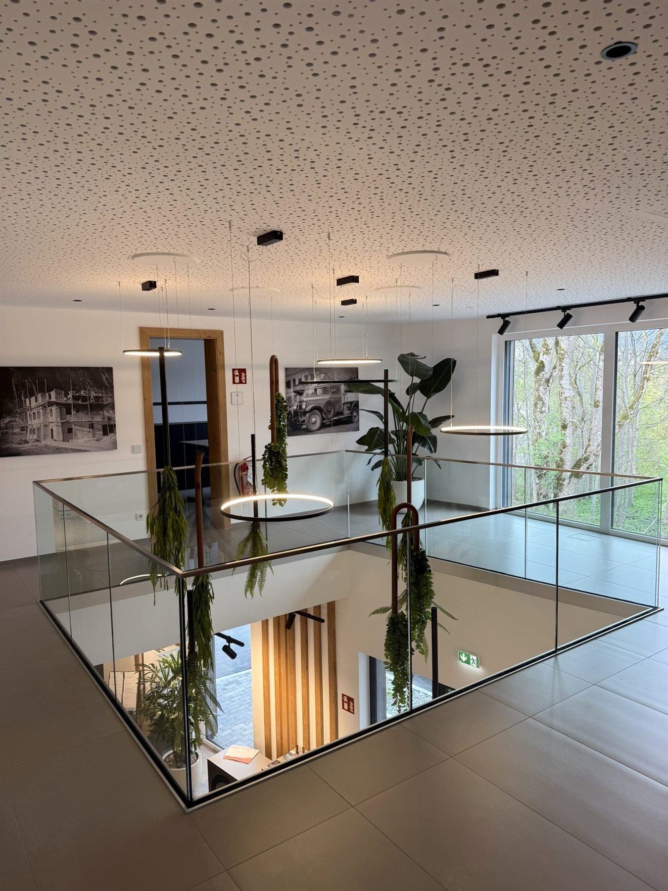 Ganzglasgeländer in einer Galerie