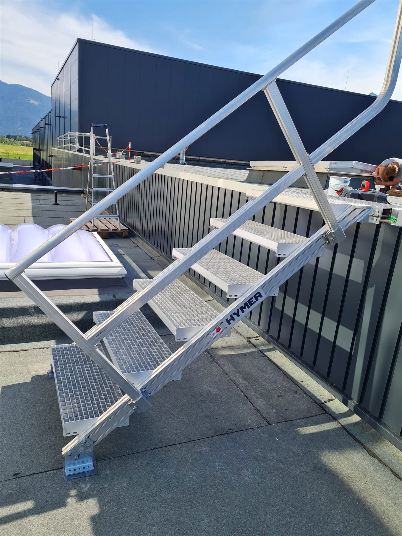 Stahltreppe mit Geländer und Gitterroststufen